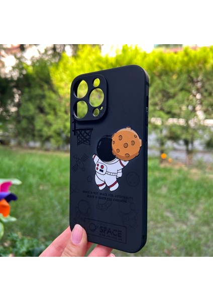 Apple iPhone 14 Pro Max Basketçi Astronot Siyah Silikon Kılıf