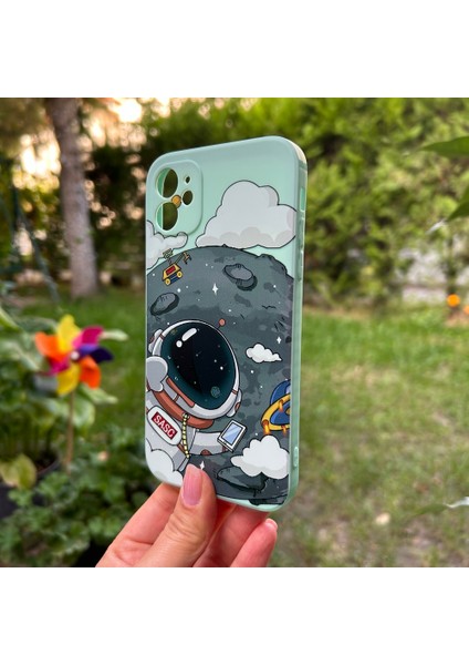 Apple iPhone 11 Aydaki Astronot Turkuaz Silikon Kılıf