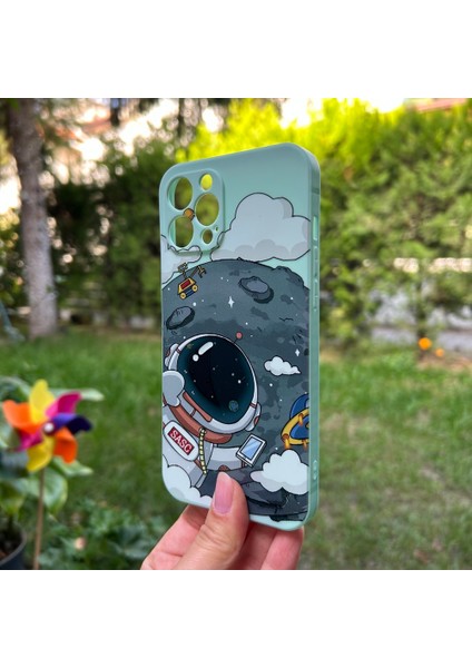 Apple iPhone 12 Pro Max Aydaki Astronot Turkuaz Silikon Kılıf