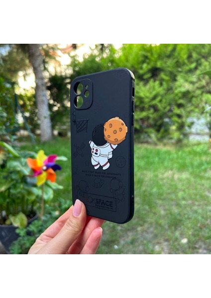 Apple iPhone 11 Basketçi Astronot Siyah Silikon Kılıf