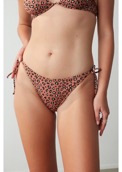 Çok Renkli Leo Bikini Altı