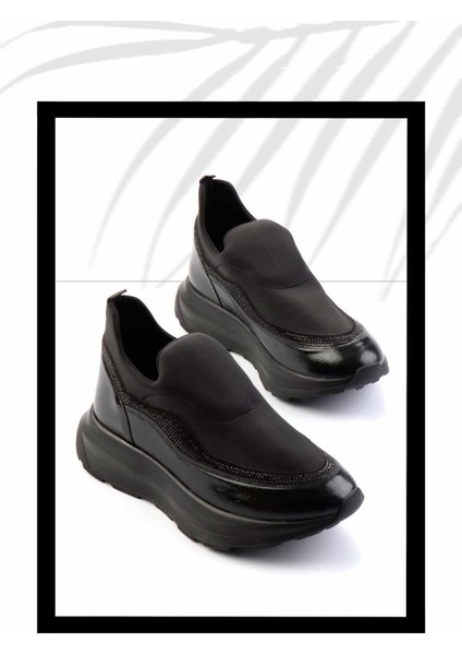 Siyah Siyah Kırışık Rugan Kadın Sneaker K01212444417