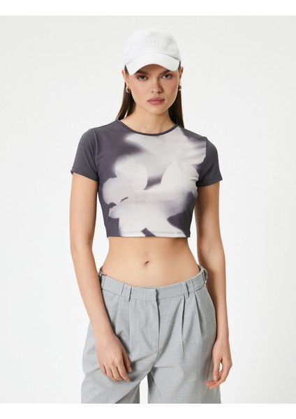 Soyut Desenli Crop Tişört Kısa Kollu Bisiklet Yaka Slim Fit modelleri