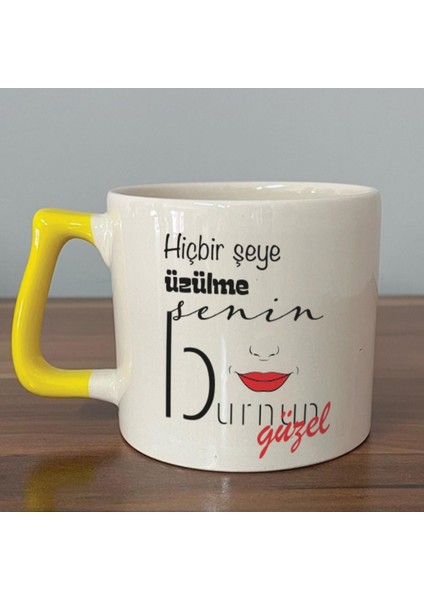 Hiçbir Şeye Üzülme Senin Burnun Güzel Baskılı Sarı Kulplu D Kupa