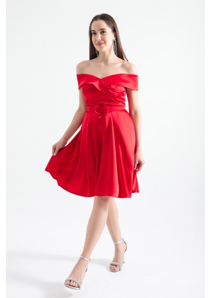 Kadın Kırmızı Kayık Yaka Kemerli Saten Abiye Elbise