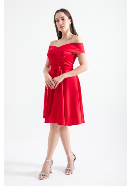 Kadın Kırmızı Kayık Yaka Kemerli Saten Abiye Elbise fiyatları