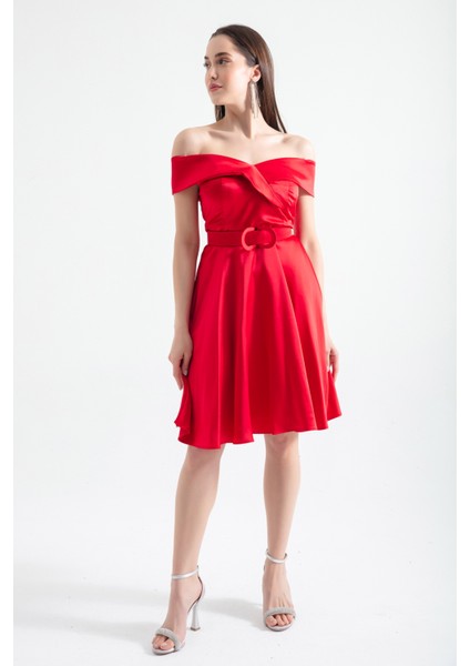 Kadın Kırmızı Kayık Yaka Kemerli Saten Abiye Elbise modelleri