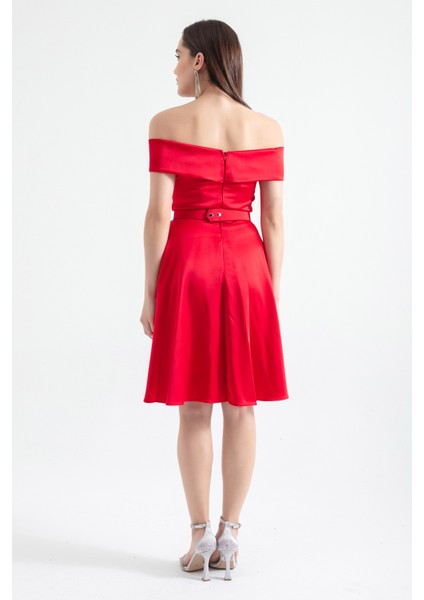 Kadın Kırmızı Kayık Yaka Kemerli Saten Abiye Elbise indirimleri
