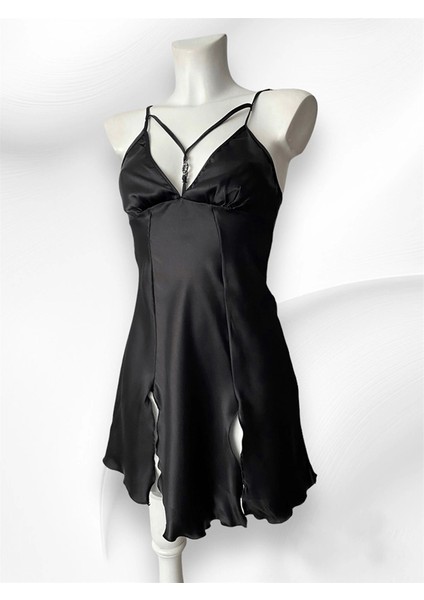 Yırtmaç Detaylı Saten Gecelik