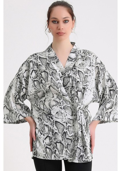 Uzun Kol Yılan Desenli Belden Bağlamalı Rahat Kalıp Kısa Saten Kimono