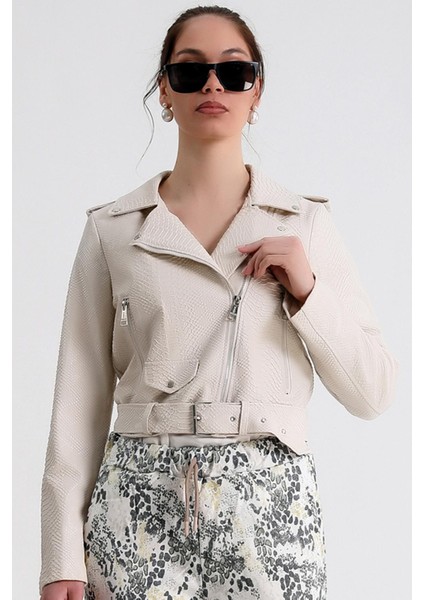 Ceket Yaka Beli Kemerli Uzun Kol Cep Detaylı Fermuarlı Şık ve Cool Kısa Crokodil Suni Deri Mont