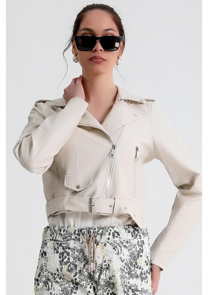 Ceket Yaka Beli Kemerli Uzun Kol Cep Detaylı Fermuarlı Şık ve Cool Kısa Crokodil Suni Deri Mont modelleri