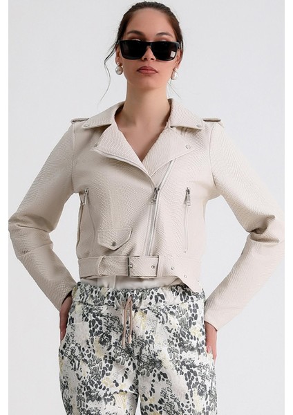 Ceket Yaka Beli Kemerli Uzun Kol Cep Detaylı Fermuarlı Şık ve Cool Kısa Crokodil Suni Deri Mont fırsatları