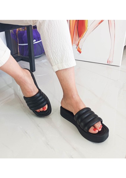 Siyah Renk Düz Taban Puflu Kadın Terlik