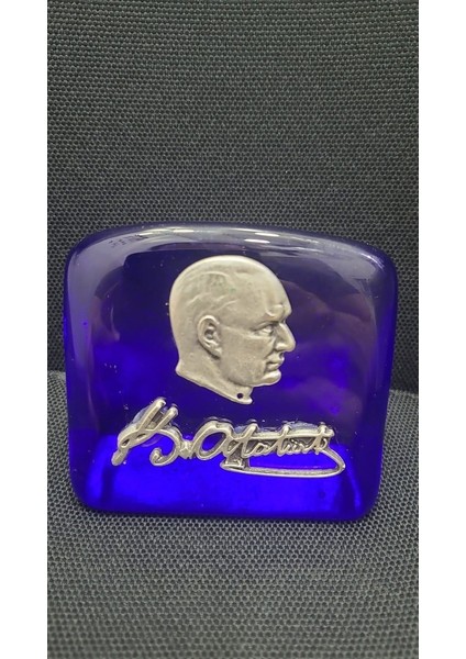 Atatürk Insiyalli Dökme Cam Kağıt Ağırlığı El Yapımı Obje 8X6X4CM Lacivert Gümüş Renk 1 Adet