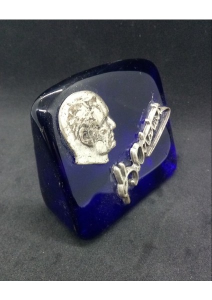 Atatürk Insiyalli Dökme Cam Kağıt Ağırlığı El Yapımı Obje 8X6X4CM Lacivert Gümüş Renk 1 Adet modelleri