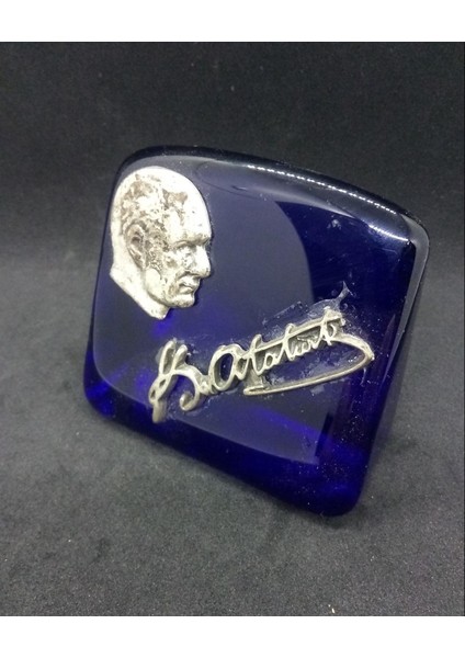 Atatürk Insiyalli Dökme Cam Kağıt Ağırlığı El Yapımı Obje 8X6X4CM Lacivert Gümüş Renk 1 Adet fırsatları