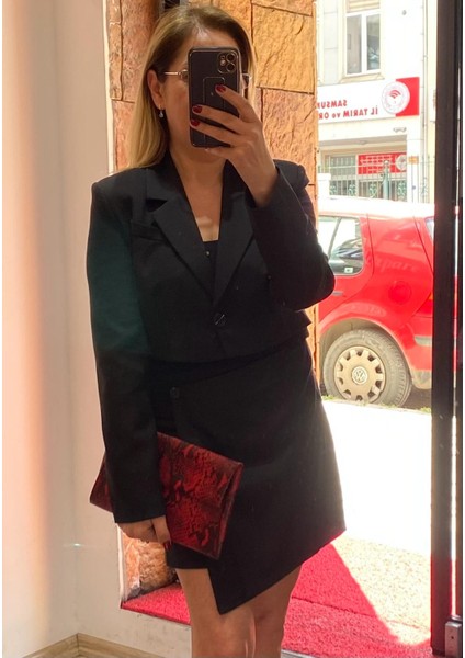 Kısa Ceket ve Mini Etekli Takım