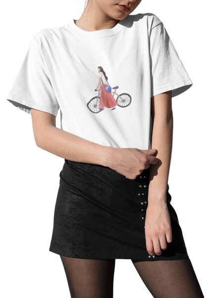 'şehirde Bir Gün' Bisikletli Kız Baskılı Beyaz Kadın T-Shirt modelleri