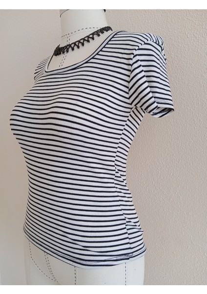 Likralı Kısa Kollu Standart Beden Body