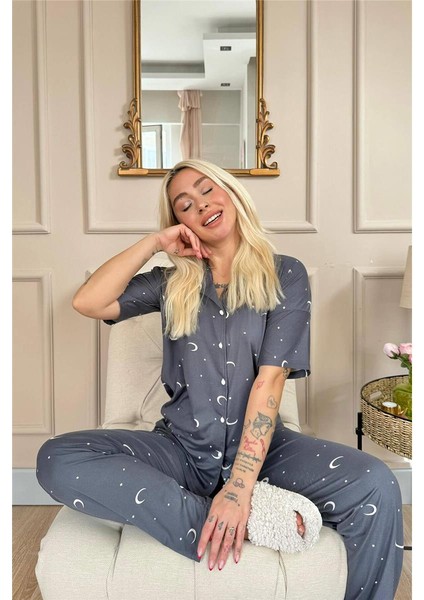Antrasit Moon Star Desenli Bambu Önden Düğmeli Kısa Kol Pijama Takımı