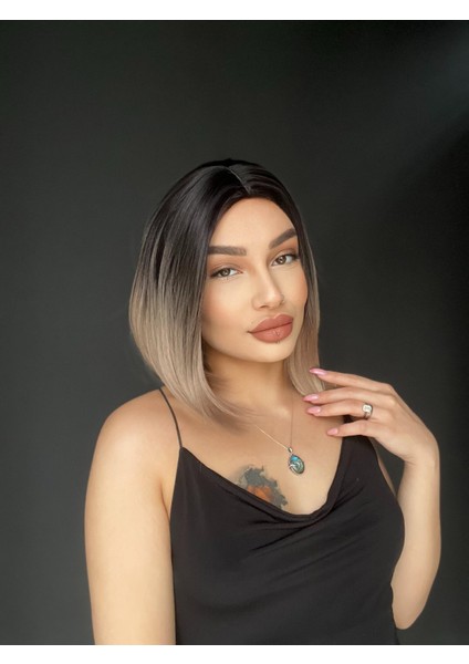 Perçemsiz Bob Kesim Tepe Kısmı Cilt Görünümlü Medikal Peruk Siyah Küllü Gri