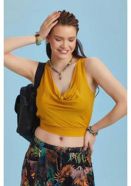 Lastikli Kolsuz Degaje Yaka Şık Crop Bluz
