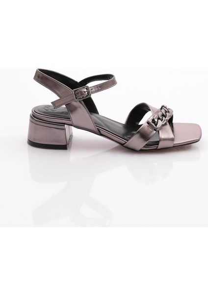 303-23Y Kadin Çapraz Bantli Zincir Aksesuarli Alçak Topuklu Sandalet fiyatları