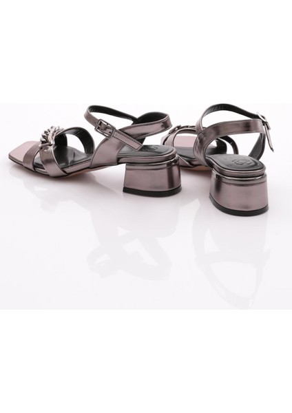 303-23Y Kadin Çapraz Bantli Zincir Aksesuarli Alçak Topuklu Sandalet modelleri