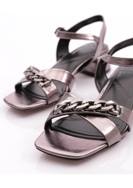 303-23Y Kadin Çapraz Bantli Zincir Aksesuarli Alçak Topuklu Sandalet fırsatları