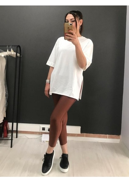 Beyaz Renk Bisiklet Yaka Yanı Yırtmaçlı Basic Kadın Tişört