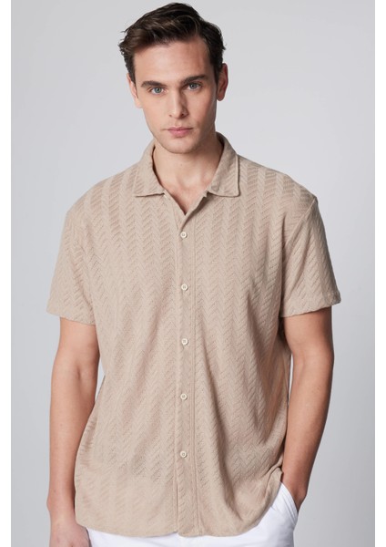 Slim Fit Dar Kesim Kısa Kollu Nefes Alan Örme Doku Armür Desenli Yazlık Taş Renk Erkek Gömlek
