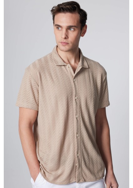 Slim Fit Dar Kesim Kısa Kollu Nefes Alan Örme Doku Armür Desenli Yazlık Taş Renk Erkek Gömlek