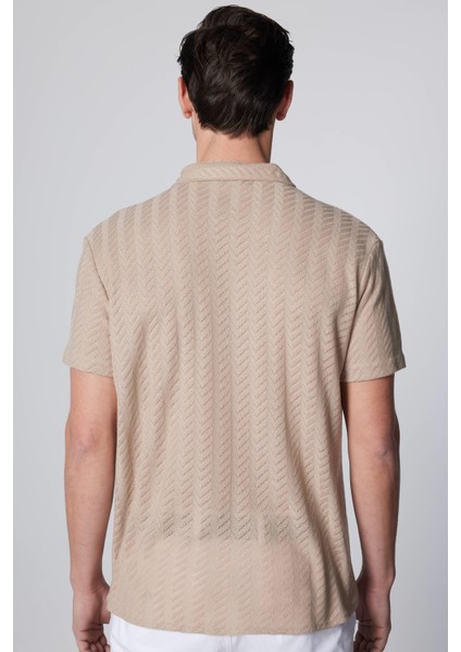 Slim Fit Dar Kesim Kısa Kollu Nefes Alan Örme Doku Armür Desenli Yazlık Taş Renk Erkek Gömlek
