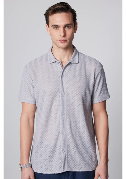 Slim Fit Dar Kesim Kısa Kollu Nefes Alan Örme Doku Armür Desenli Yazlık Gri Erkek Gömlek