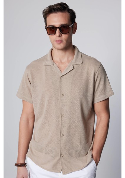 Slim Fit Dar Kesim Kısa Kollu Nefes Alan Örme Doku Kare Desenli Apaj Yaka Yazlık Taş Renk Erkek Gömlek