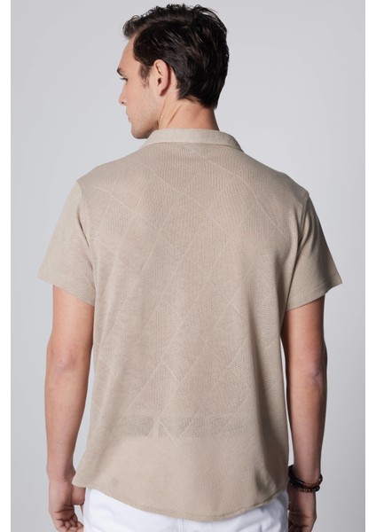 Slim Fit Dar Kesim Kısa Kollu Nefes Alan Örme Doku Kare Desenli Apaj Yaka Yazlık Taş Renk Erkek Gömlek
