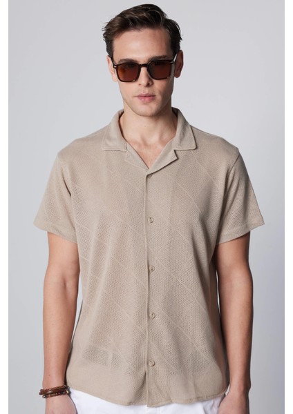 Slim Fit Dar Kesim Kısa Kollu Nefes Alan Örme Doku Kare Desenli Apaj Yaka Yazlık Taş Renk Erkek Gömlek