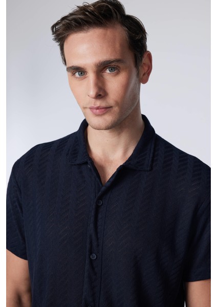 Slim Fit Dar Kesim Kısa Kollu Nefes Alan Örme Doku Armür Desenli Yazlık Lacivert Erkek Gömlek modelleri