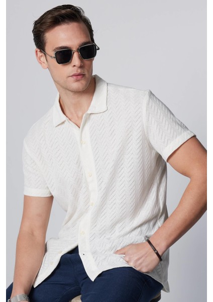 Slim Fit Dar Kesim Kısa Kollu Nefes Alan Örme Doku Armür Desenli Yazlık Beyaz Erkek Gömlek