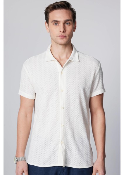 Slim Fit Dar Kesim Kısa Kollu Nefes Alan Örme Doku Armür Desenli Yazlık Beyaz Erkek Gömlek