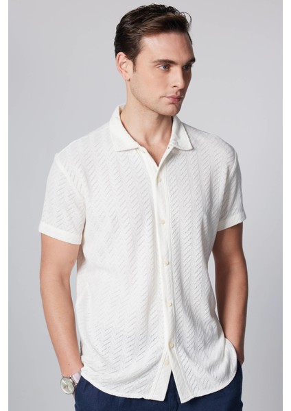 Slim Fit Dar Kesim Kısa Kollu Nefes Alan Örme Doku Armür Desenli Yazlık Beyaz Erkek Gömlek