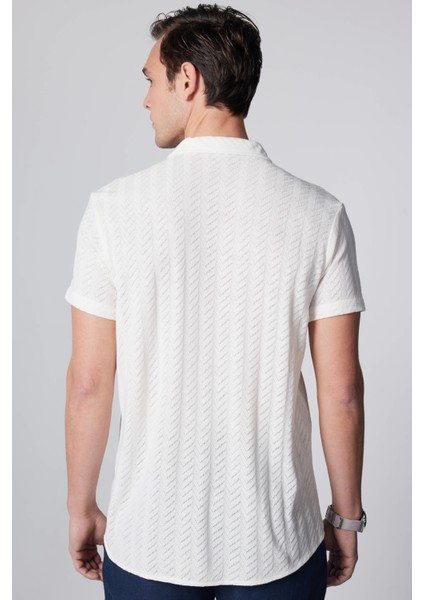 Slim Fit Dar Kesim Kısa Kollu Nefes Alan Örme Doku Armür Desenli Yazlık Beyaz Erkek Gömlek