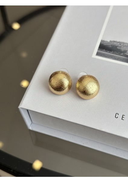 Gold Renk Işleme Detay Top Model Kadın Vip Küpe fırsatları