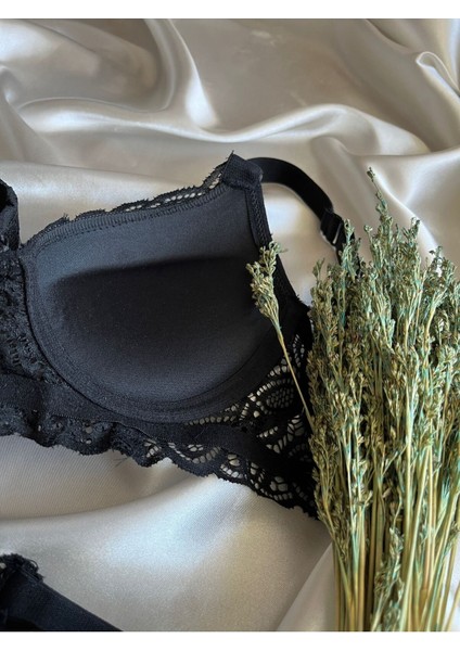 Siyah Dantelli Taşlı Balenli Destekli Sütyen Takım Kutusuzdur modelleri