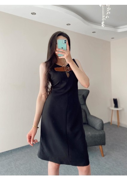 Siyah Yaka Kemer Detaylı Diz Boy Elbise L fiyatları