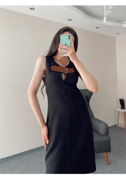 Siyah Yaka Kemer Detaylı Diz Boy Elbise L fırsatları