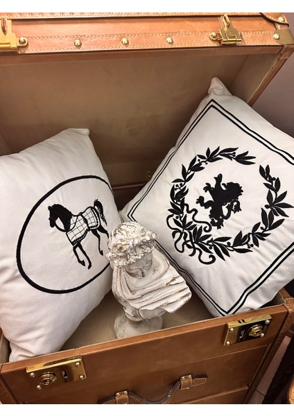 Kraliyet Aslanı Sembolü Nakış İşlemeli Kırlent Kılıfı Ekru - Siyah