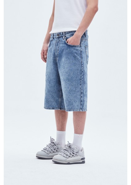 Lazer Detaylı Bermuda Denim Şort