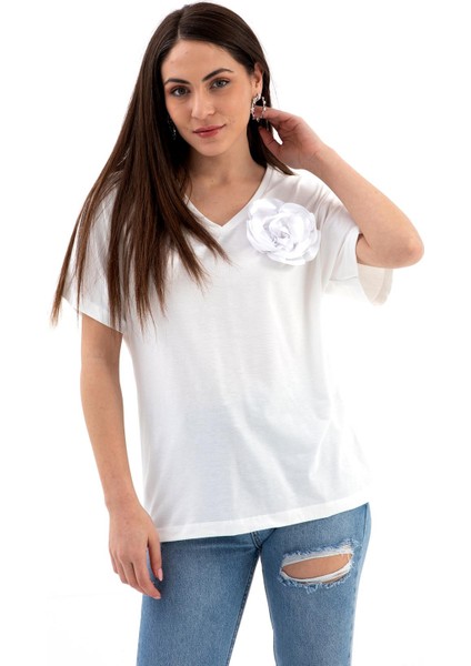 V Yaka Broş Gül Detaylı T-Shirt - Beyaz